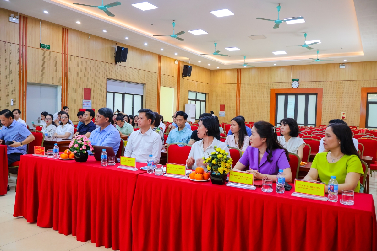 Đại diện hai Bệnh viện và lãnh đạo UBND, trạm Y tế phường Phương Liệt tham dự Lễ ký kết