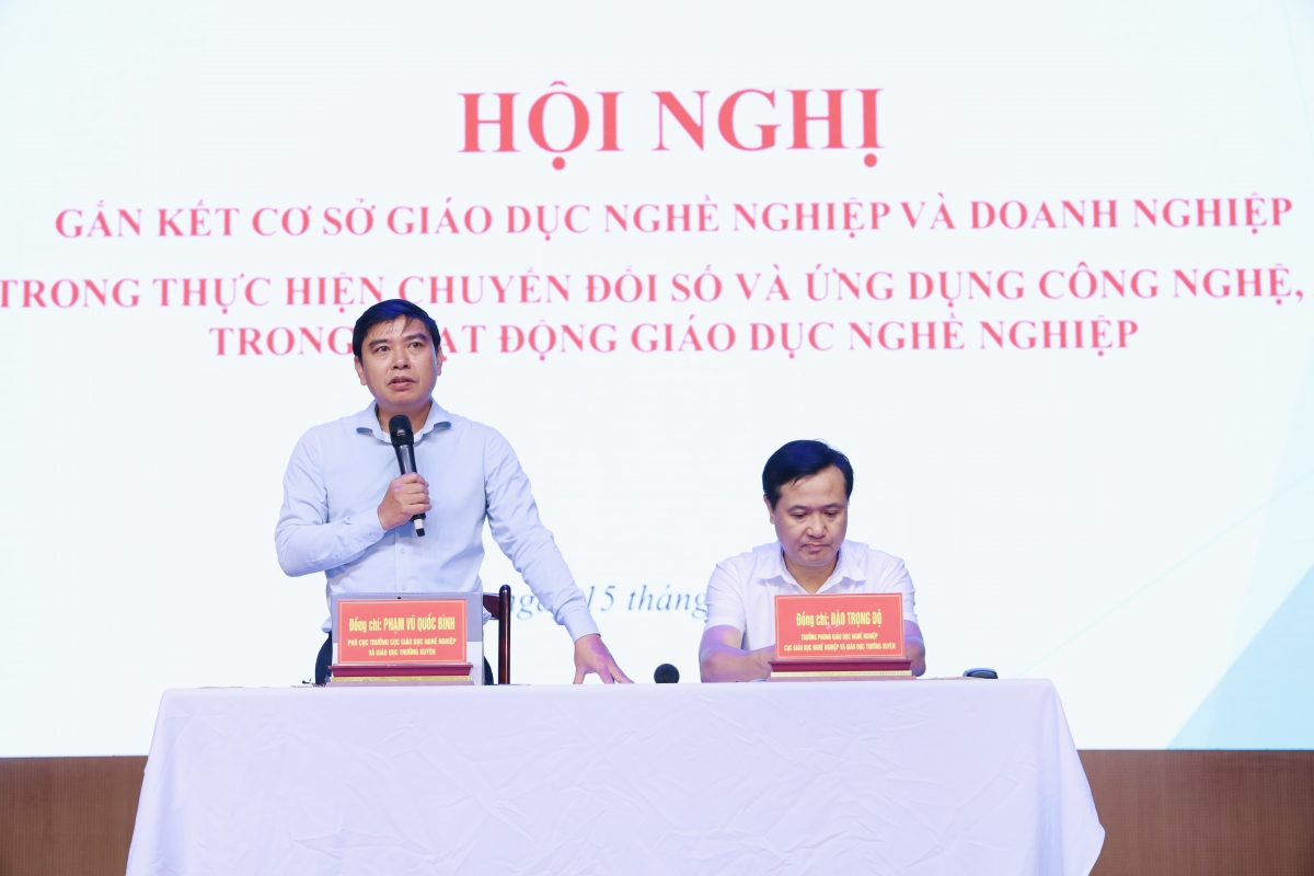 Đại diện lãnh đạo Cục Giáo dục nghề nghiệp và Giáo dục thường xuyên, Bộ Giáo dục và Đào tạo giải đáp các vấn đề đại biểu nêu_Ảnh MOET