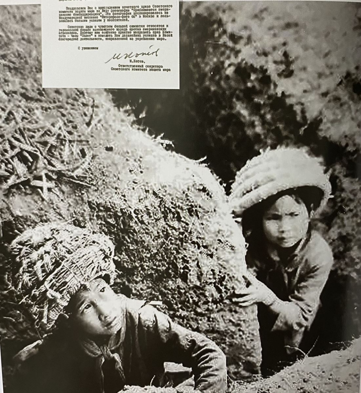 “Máy bay ném bom Mỹ đang đến gần” - bức ảnh được trao giải thưởng danh dự của Ủy ban Hòa bình Liên Xô của nhà báo Minh Đạo (ảnh nhân vật cung cấp)