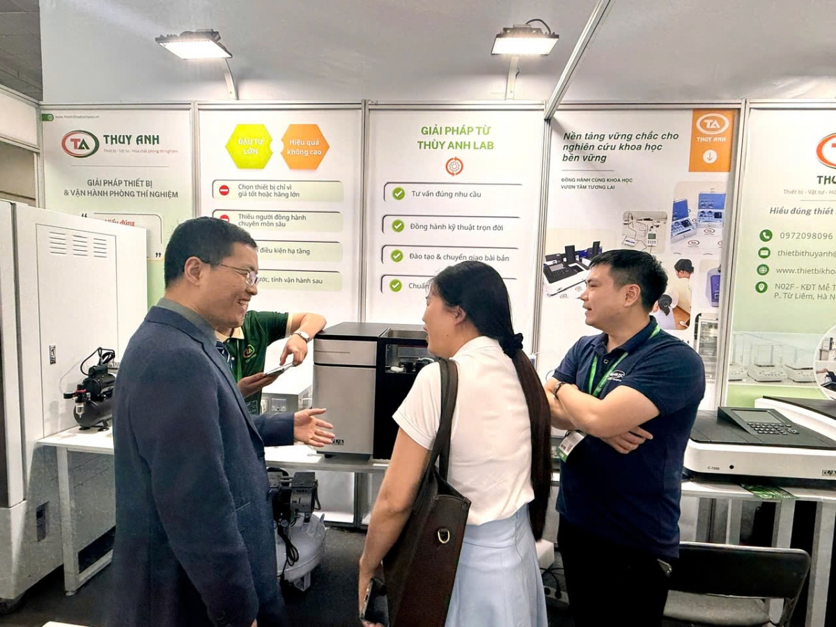 Khách tham quan trao đổi trực tiếp với chuyên gia kỹ thuật quốc tế tại gian hàng thiết bị phân tích, tìm hiểu cấu hình và giải pháp vận hành phù hợp với nhu cầu thực tế.