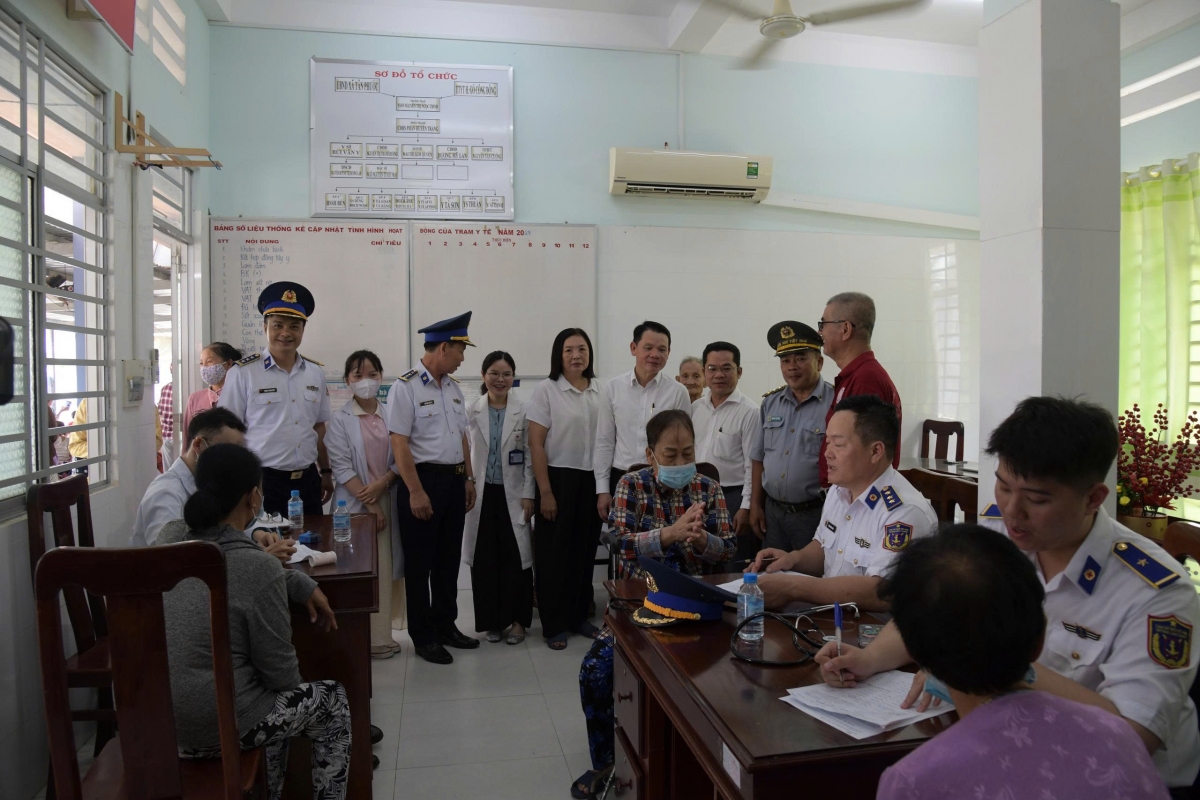 Khám bệnh, cấp thuốc miễn phí cho ngư dân