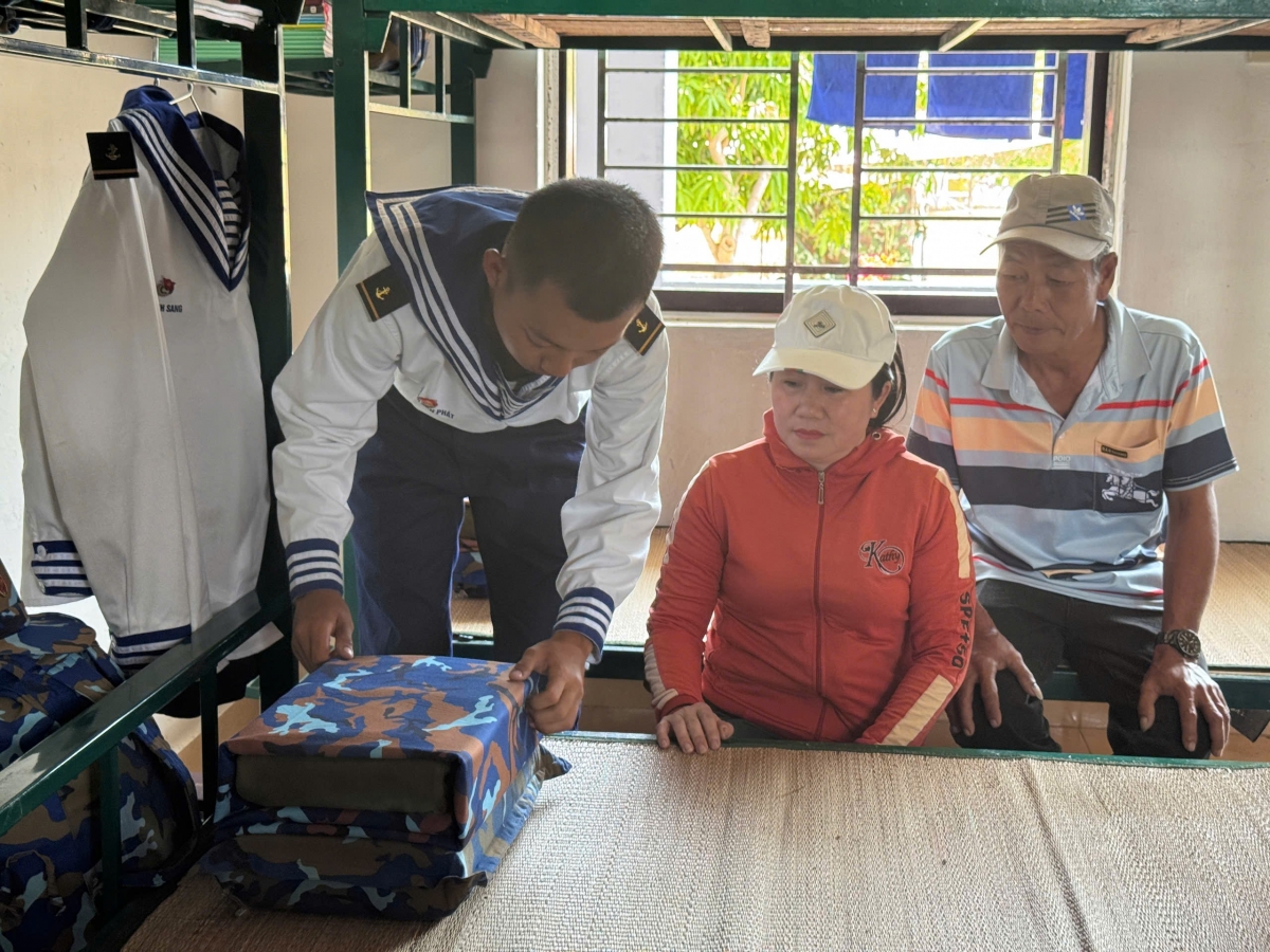 Không gian ăn ở chính quy, sạch đẹp của bộ đội gây ấn tượng với thân nhân chiến sĩ mới