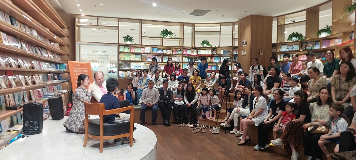 Không gian Hiệu sách Nhã Nam Lotte Mall được biến hóa thành một mê cung sách độc đáo
