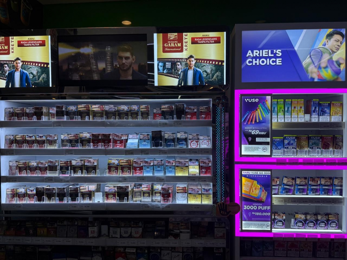 Khu vực bán thuốc lá tại một siêu thị ở Jakarta, Indonesia (VOV)