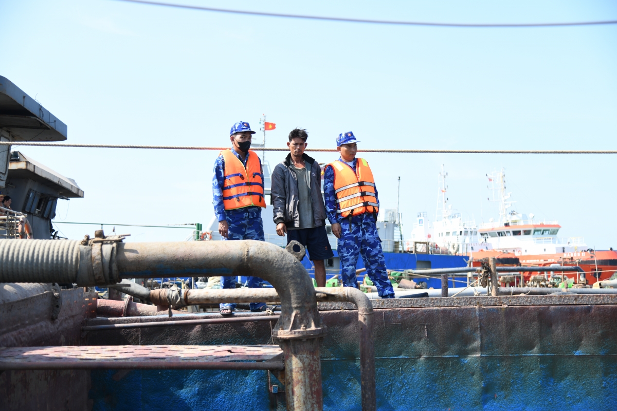 Kiểm tra hàng hoá trên tàu