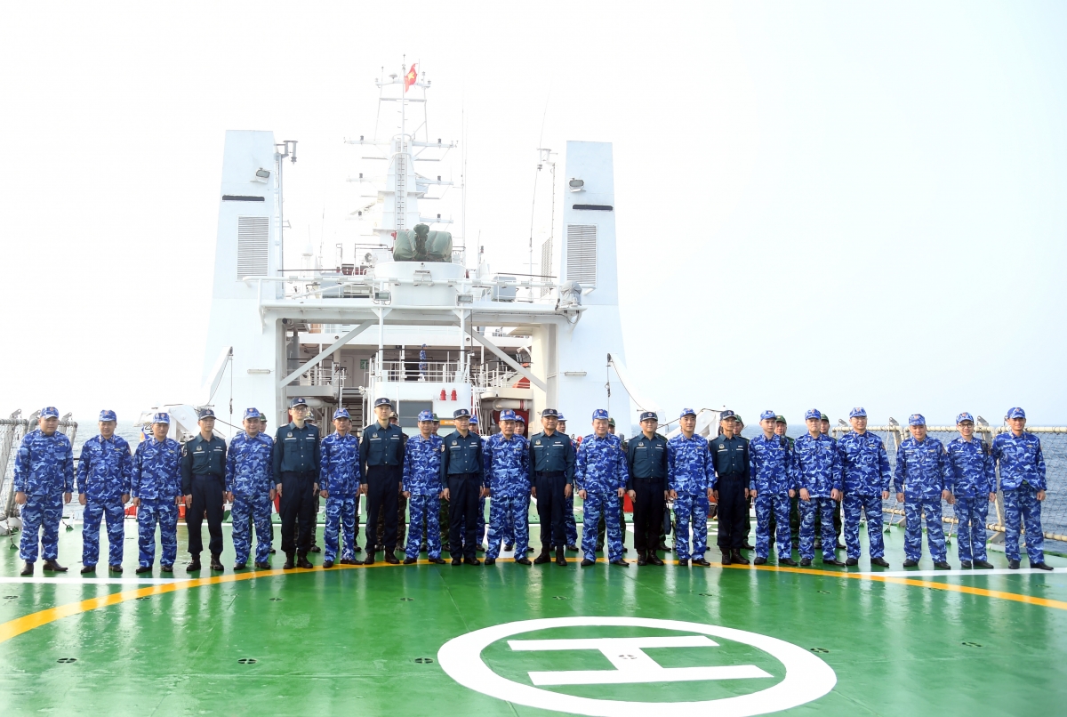 Lực lượng Cảnh sát biển hai nước chụp ảnh lưu niệm trên tàu CSB 8004