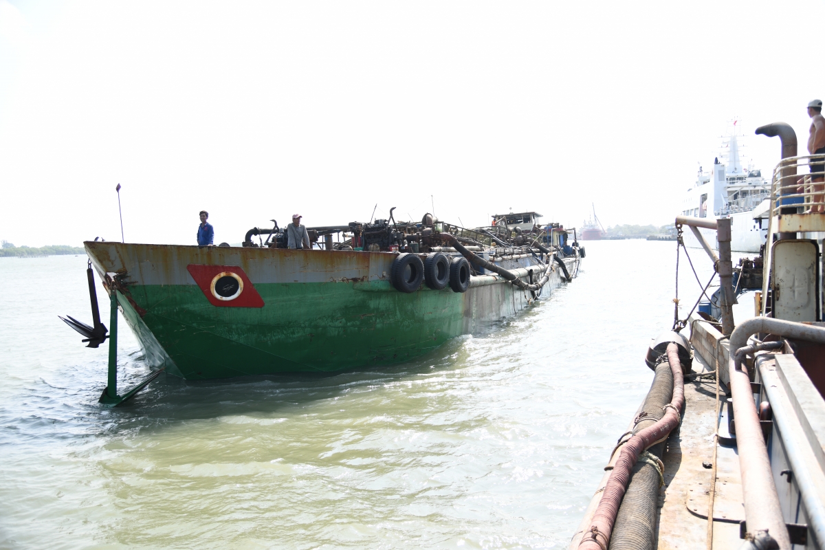 Lực lượng chức năng dẫn giải phương tiện về Cảng Hải đội 301 