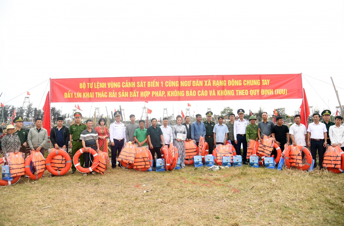 Lực lượng chức năng tặng quà, phao cá nhân cho bà con ngư dân tại khu neo đậu tàu Quần Vinh, xã Rạng Đông
