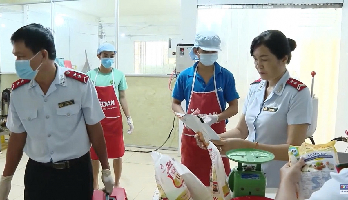 Lực lượng chức năng Vĩnh Long kiểm tra các điểm sản xuất chế biến thực phẩm.