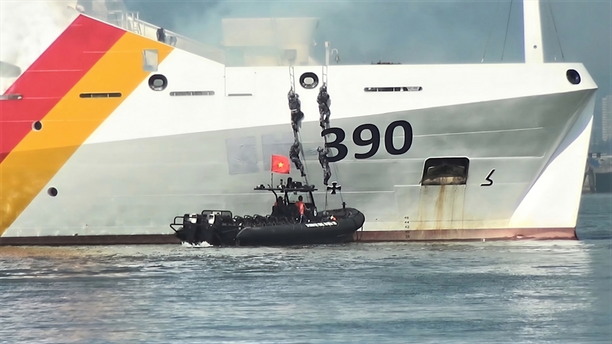 Lực lượng Đặc công người nhái tiếp cận mục tiêu