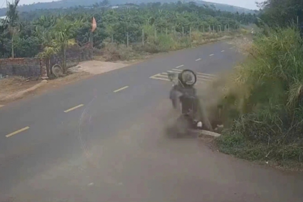 Hiện trường vụ tai nạn khiến nam sinh tử vong (Ảnh: Cắt từ clip).