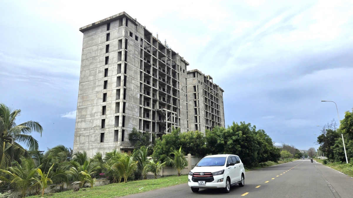 Một công trình dự án thi công dở chừng ở ven biển tại phường Mũi Né, tỉnh Lâm Đồng.