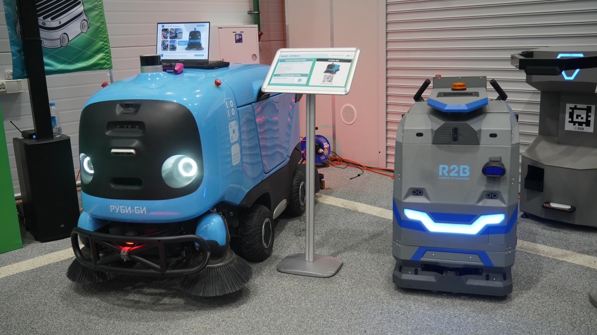 Một số mẫu robot phục vụ trong khu thương mại.