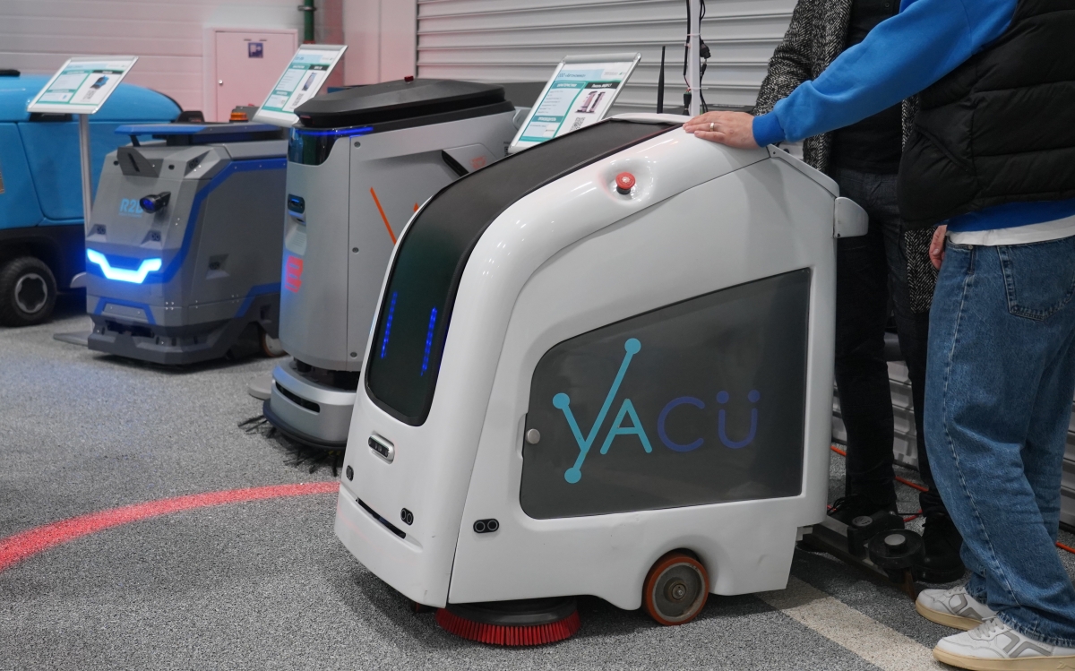 Một số mẫu robot phục vụ trong khu thương mại.