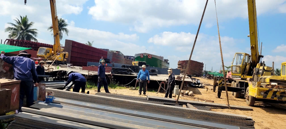 Nghề đóng tàu tại tỉnh Đồng Tháp sôi động sau nhiều năm im ắng.