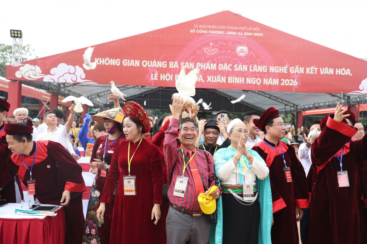 Nghi thức thả chim bồ câu trắng mang theo thông điệp về hòa bình, đoàn kết và khát vọng phát triển