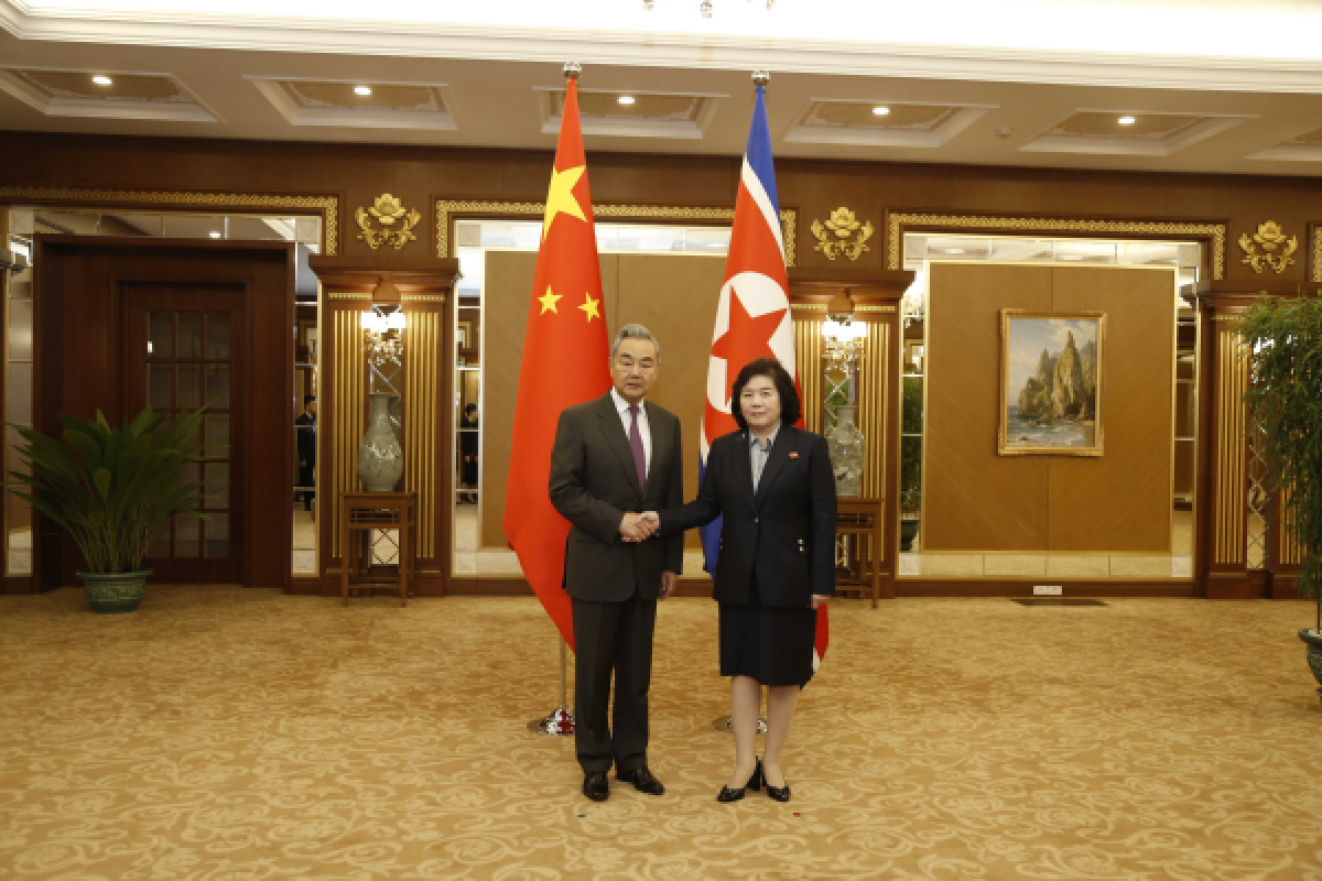 Ngoại trưởng Trung Quốc Vương Nghị và Ngoại trưởng Triều Tiên Choe Son-hui. Ảnh Bộ Ngoại giao Trung Quốc