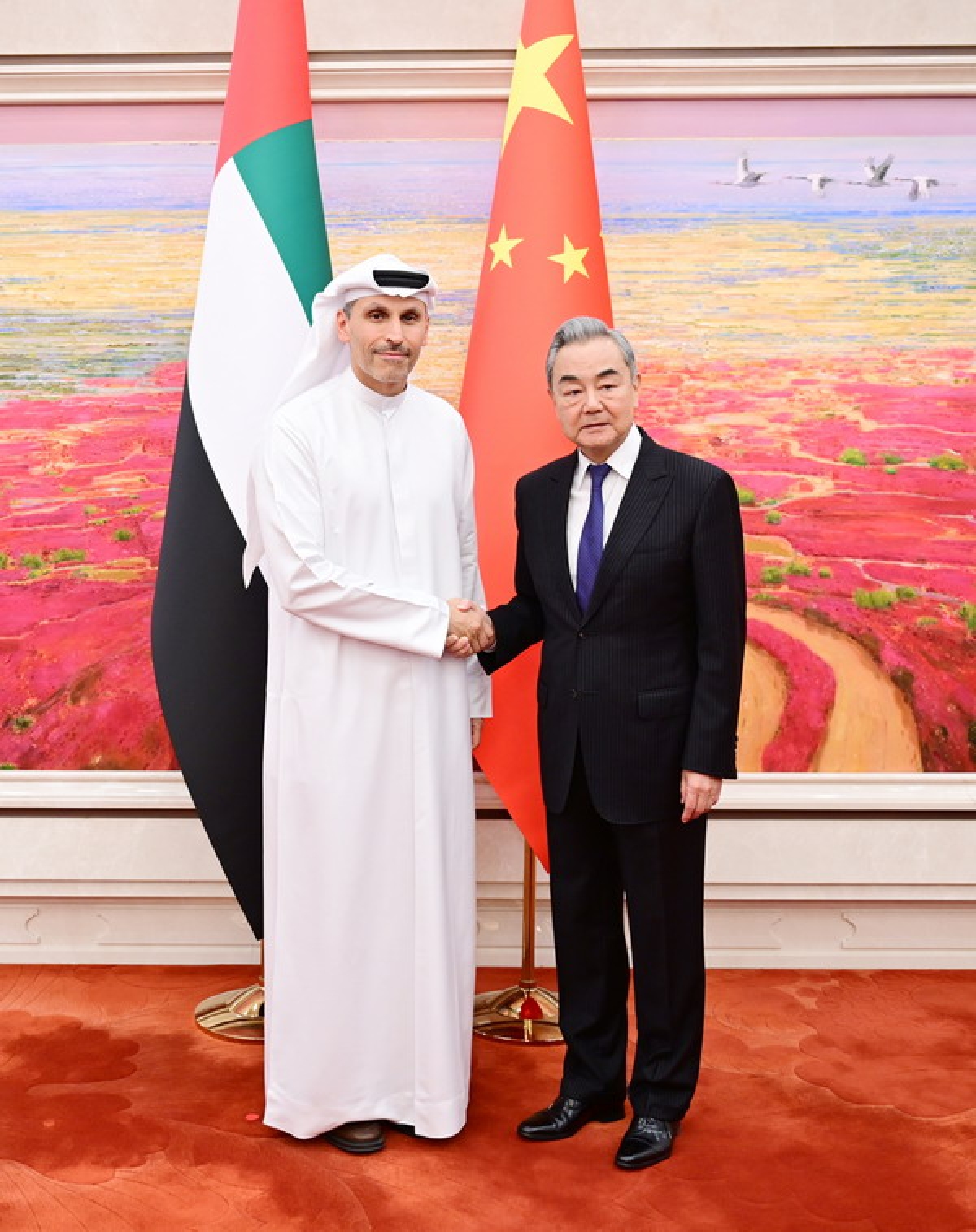 Ngoại trưởng Trung Quốc Vương Nghị gặp ông Khaldoon Khalifa Al Mubarak, Đặc phái viên của Tổng thống UAE về các vấn đề Trung Quốc. Ảnh: Bộ Ngoại giao Trung Quốc