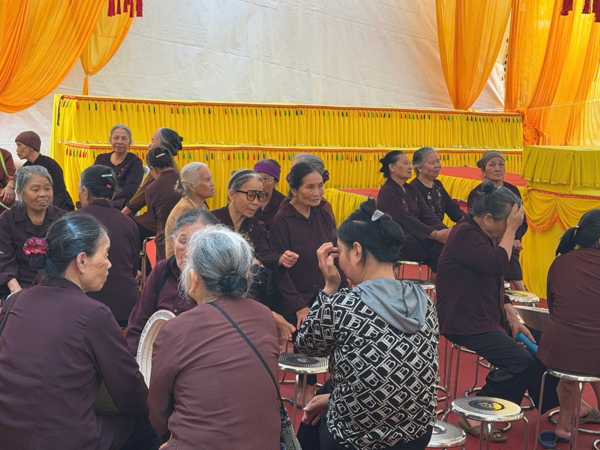 Người dân túc trực tại chùa phục vụ lễ tang Trưởng lão Hòa thượng (Ảnh: Hồng Thúy).