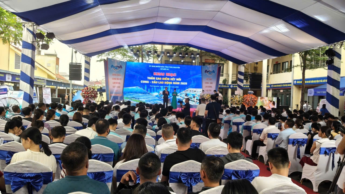 Người lao động, sinh viên đến dự khai mạc tuần cao điểm kết nối cung - cầu lao động Thái Nguyên 2026.