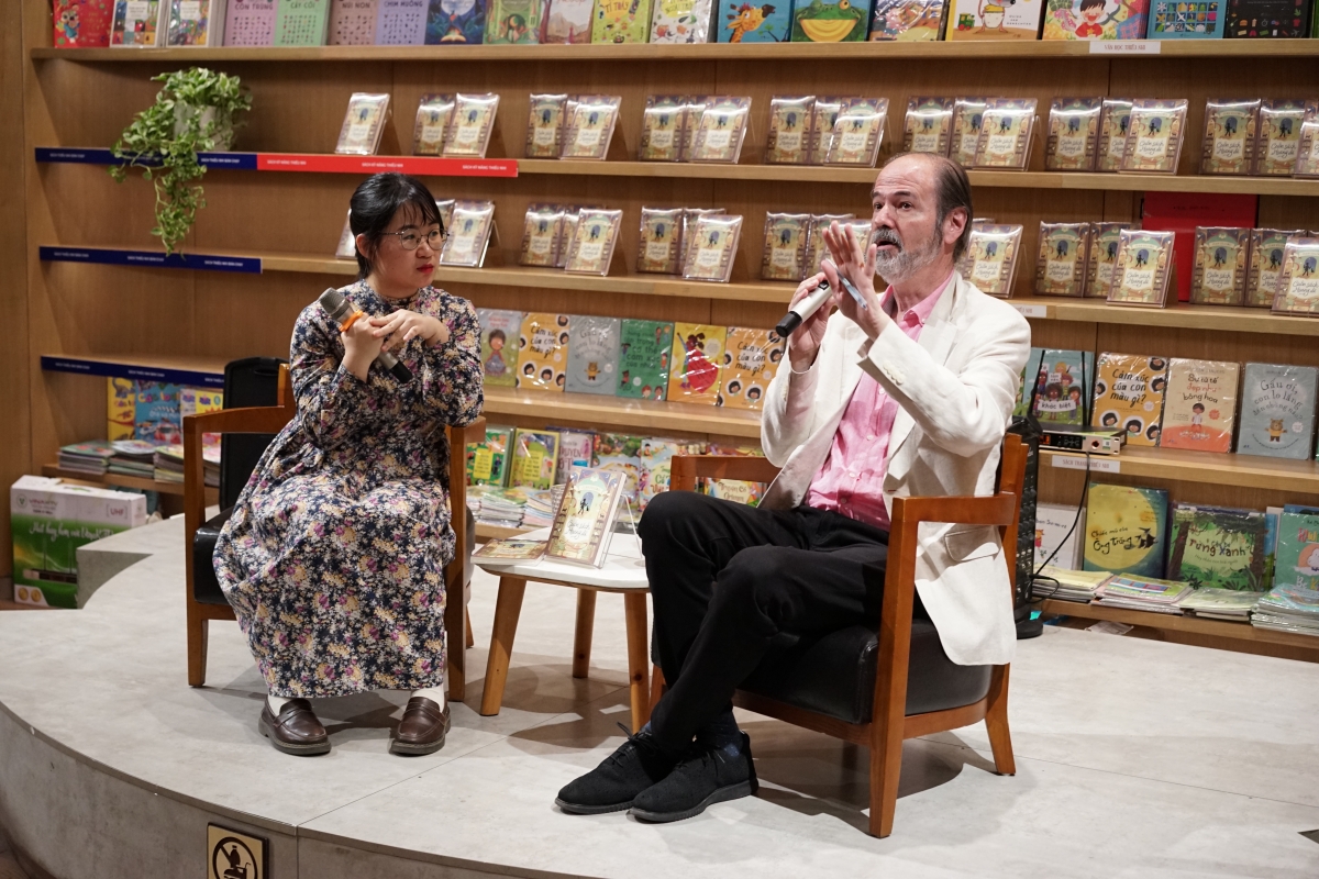 Nhà văn Juan Villoro trực tiếp trò chuyện chia sẻ với bạn đọc về quá trình sáng tác Cuốn sách hoang dã