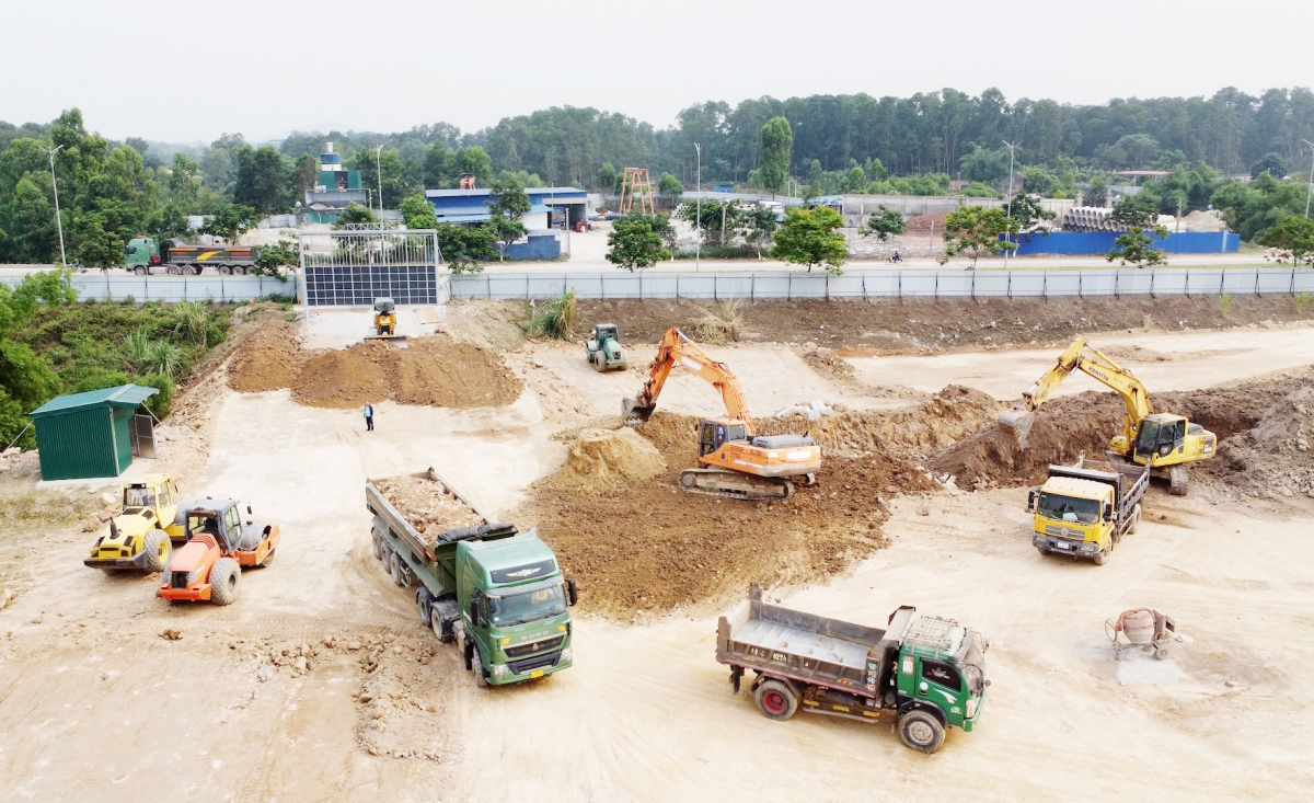 Nhân lực, máy móc thiết bị được huy động để triển khai Dự án Khu nhà ở xã hội Đồng Tiến (phường Vạn Xuân).