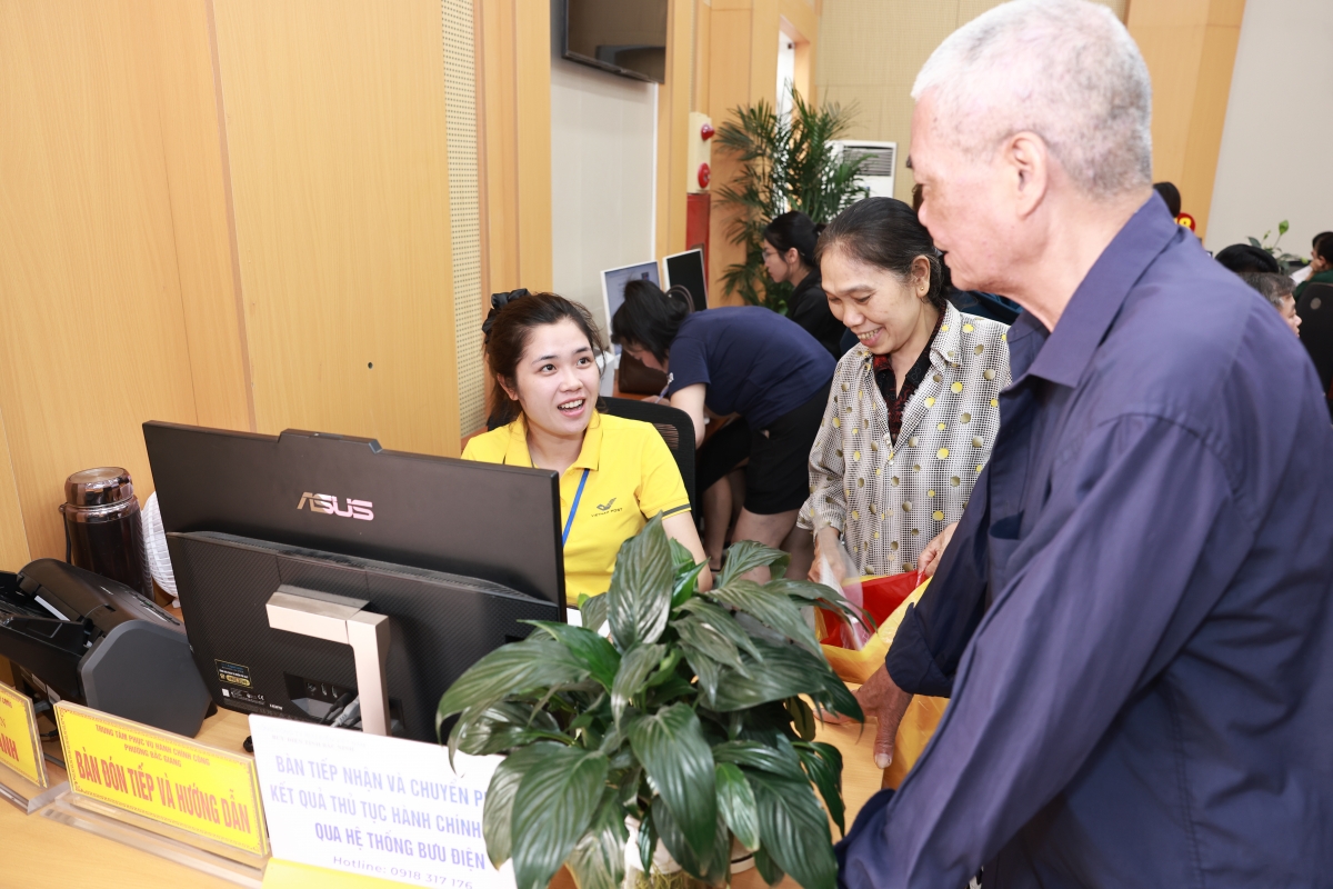 Nhân viên Bưu điện Việt Nam hỗ trợ người dân giải quyết thủ tục hành chính