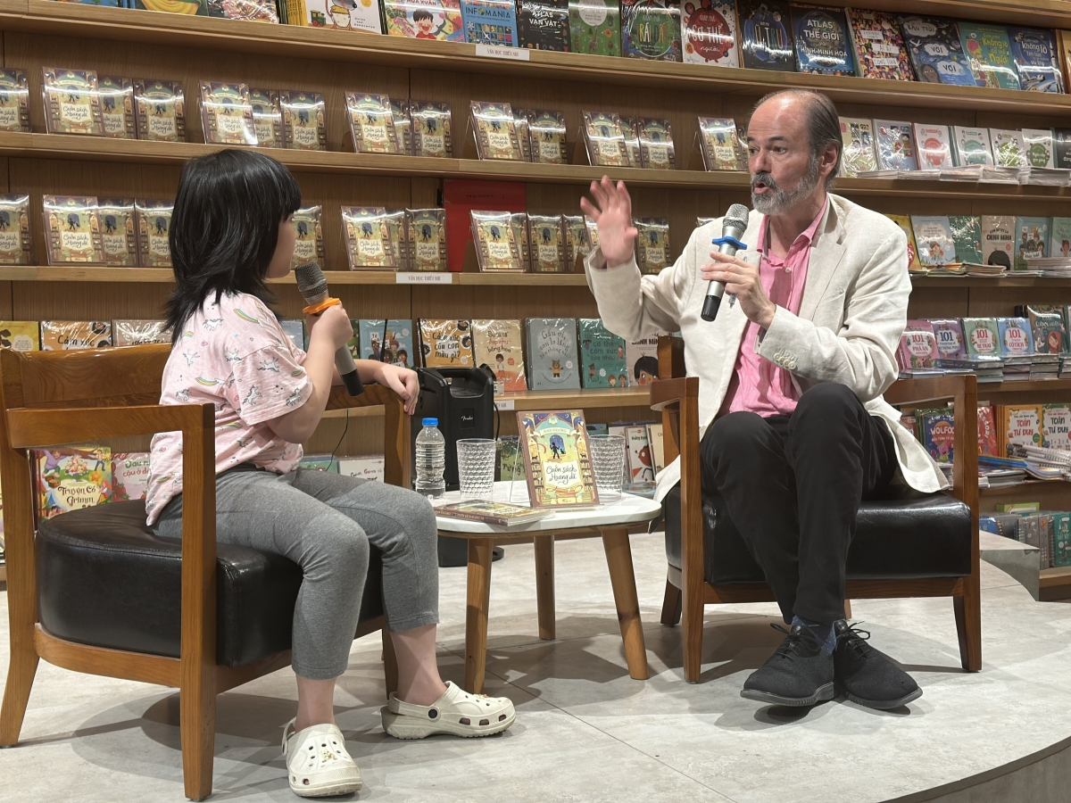 Niềm vui của các em nhỏ được nhân đôi khi được trực tiếp trò chuyện giao lưu cùng tác giả của cuốn sách