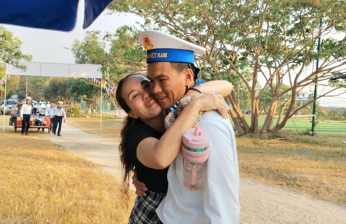 Niềm vui đoàn tụ trong màu áo lính