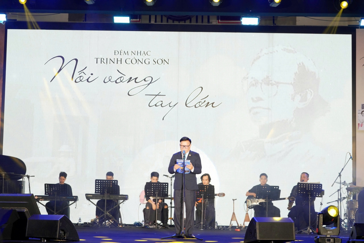 Ông Trịnh Hòa Bình, Đại diện Clb 249 phát biểu khai mạc đêm nhạc