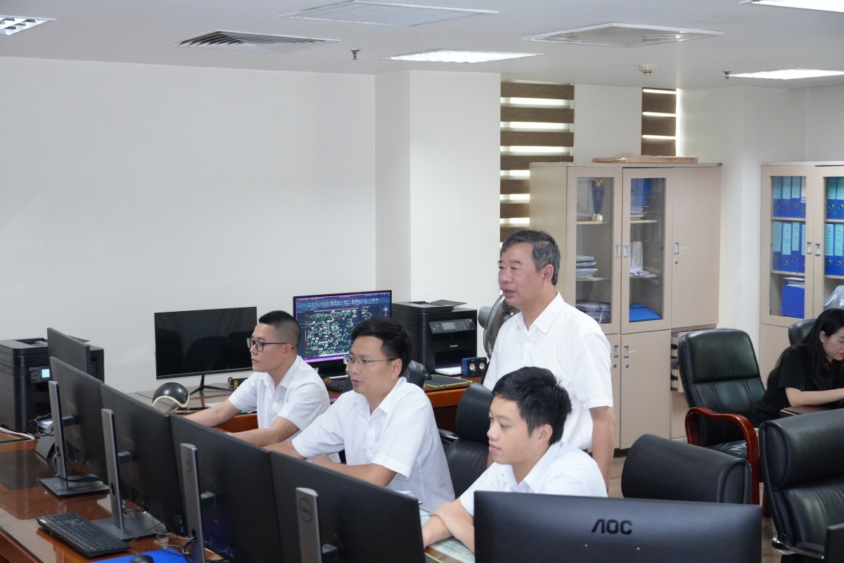 Ông Lê Thanh Bình, PGĐ Công ty Điện lực Thanh Hóa kiểm tra công tác vận hành tại Trung tâm điều khiển xa