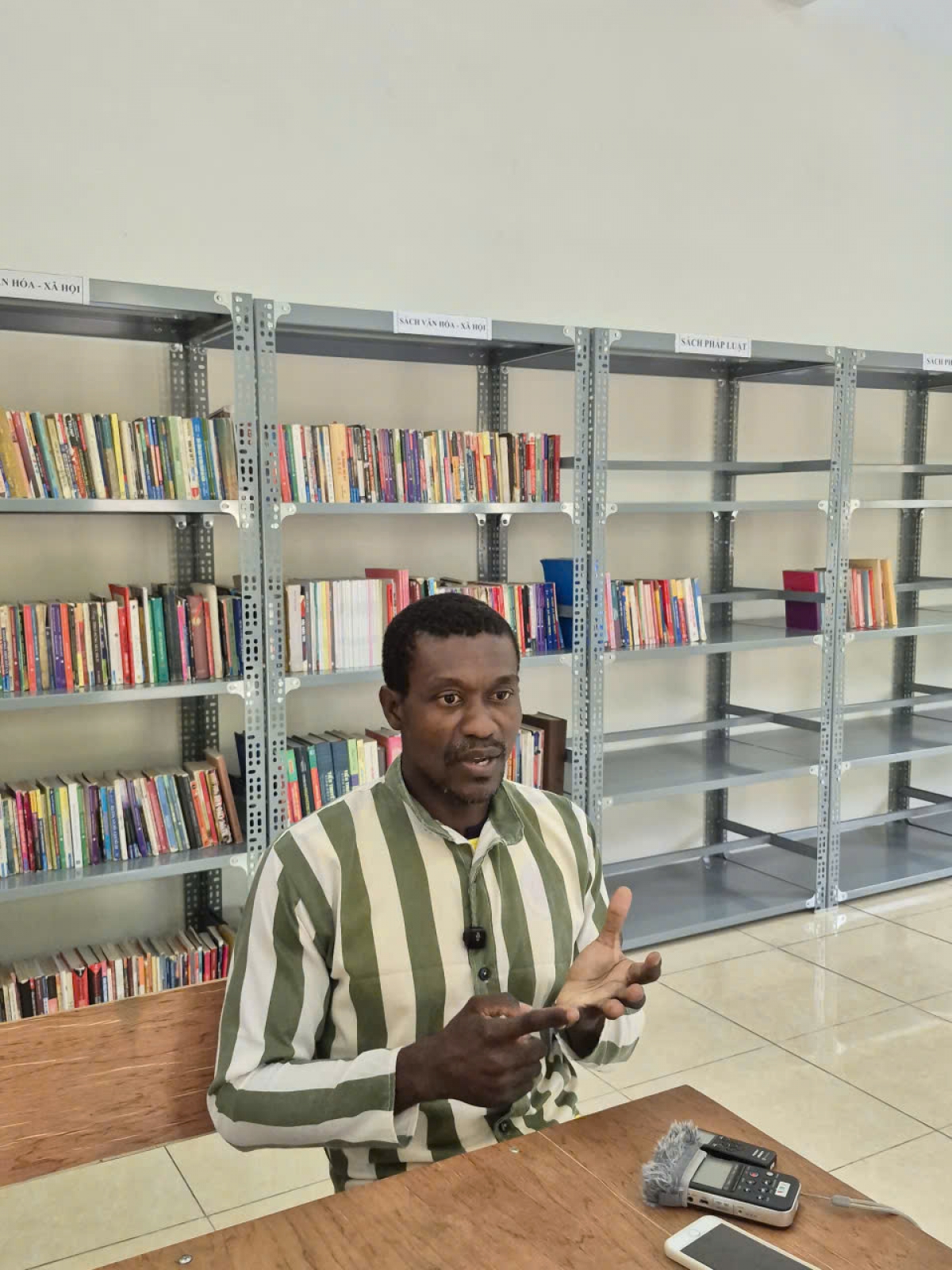 Phạm nhân Chimechidike Ben (SN 1976, quốc tịch Nigeria) cho biết anh luôn nhận được sự quan tâm của Ban Giám thị và các cán bộ trại giam Vĩnh Quang