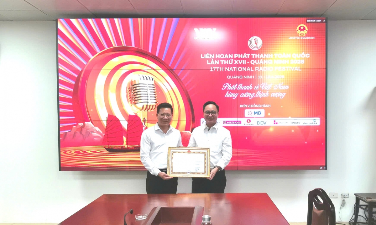 Phó tổng Giám đốc Phạm Mạnh Hùng trao bằng khen cho Sở Văn hóa, Thể thao và Du lịch Quảng Ninh vì có thành tích xuất sắc trong tổ chức Liên hoan phát thanh toàn quốc lần thứ XVII - Quảng Ninh 2026