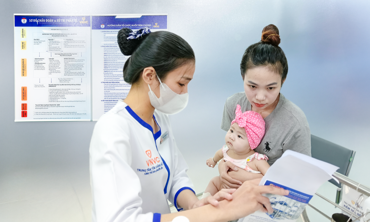 Phụ huynh cho con đi tiêm phòng vắc xin phòng bệnh dịch tại Hệ thống tiêm chủng VNVC