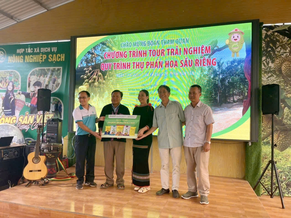 Phú Mỹ trao tặngphân bón cho Hợp tác xã để triển khai vườn mô hình
 