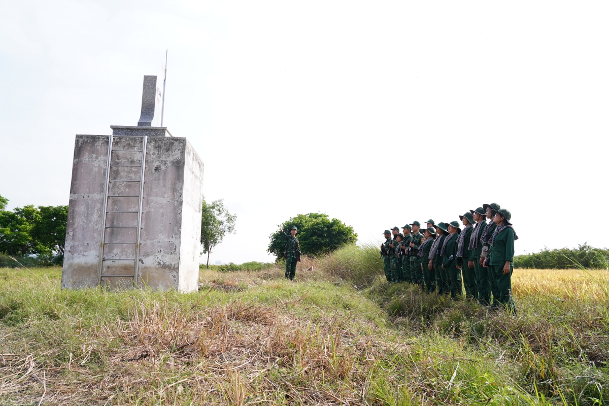 Chị em hội viên Hội phụ nữ xã Ba Chúc tích cực tham gia tuần tra cùng lực lượng biên phòng quản lý, bảo vệ đường biên, cột mốc