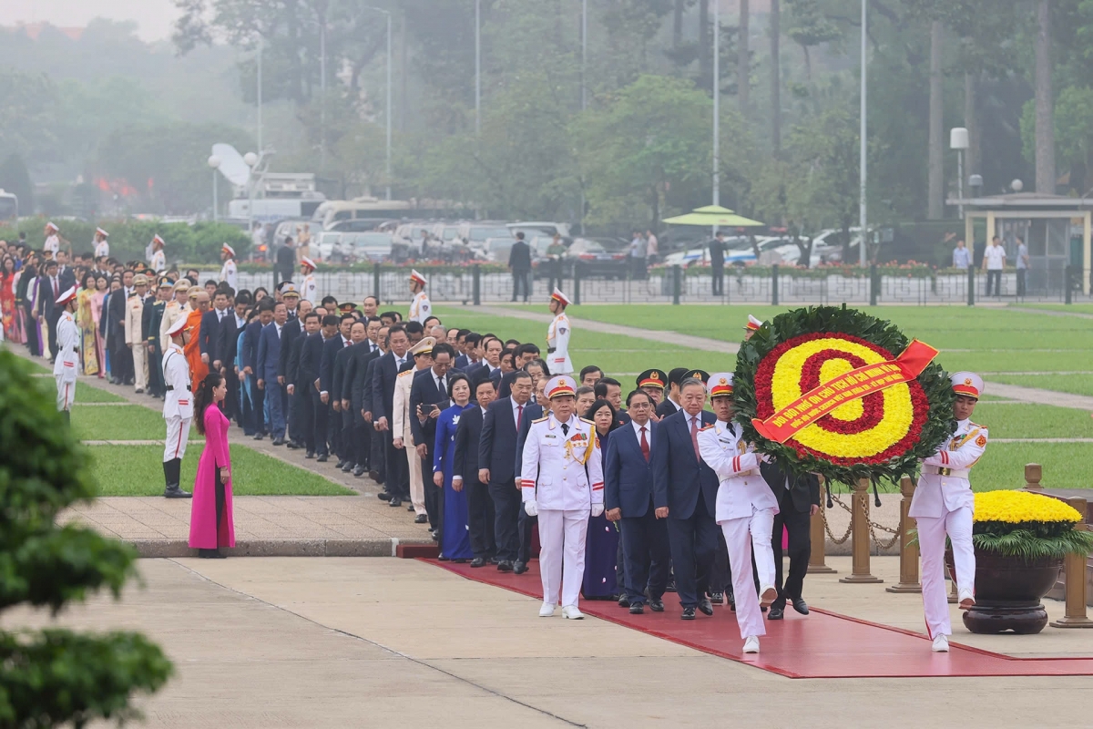 Tổng Bí thư Tô Lâm, Chủ tịch nước Lương Cường, Thủ tướng Chính phủ Phạm Minh Chính, Chủ tịch Quốc hội Trần Thanh Mẫn và các đại biểu Quốc hội vào Lăng viếng Chủ tịch Hồ Chí Minh.