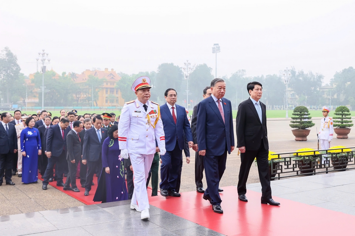 Tổng Bí thư Tô Lâm, Chủ tịch nước Lương Cường, Thủ tướng Chính phủ Phạm Minh Chính, Chủ tịch Quốc hội Trần Thanh Mẫn và các đại biểu Quốc hội vào Lăng viếng Chủ tịch Hồ Chí Minh.