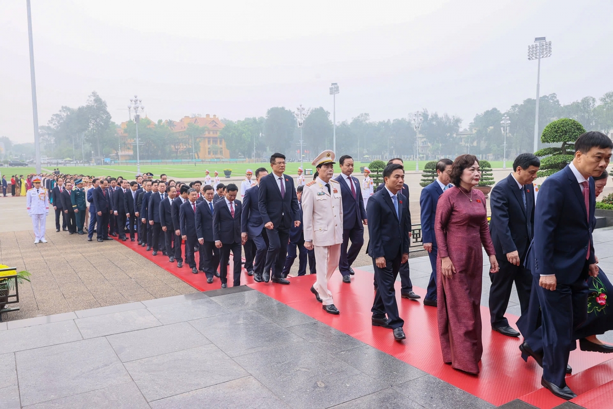 Các đại biểu Quốc hội vào Lăng viếng Chủ tịch Hồ Chí Minh.