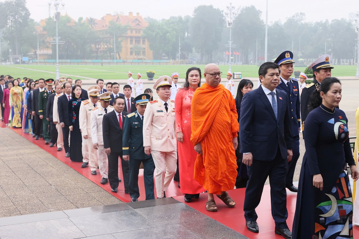 Các đại biểu Quốc hội vào Lăng viếng Chủ tịch Hồ Chí Minh.