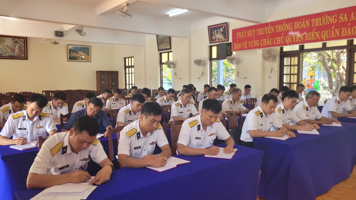 Cán bộ, đảng viên đảo Trường Sa tham gia quán triệt, học tập Nghị quyết
