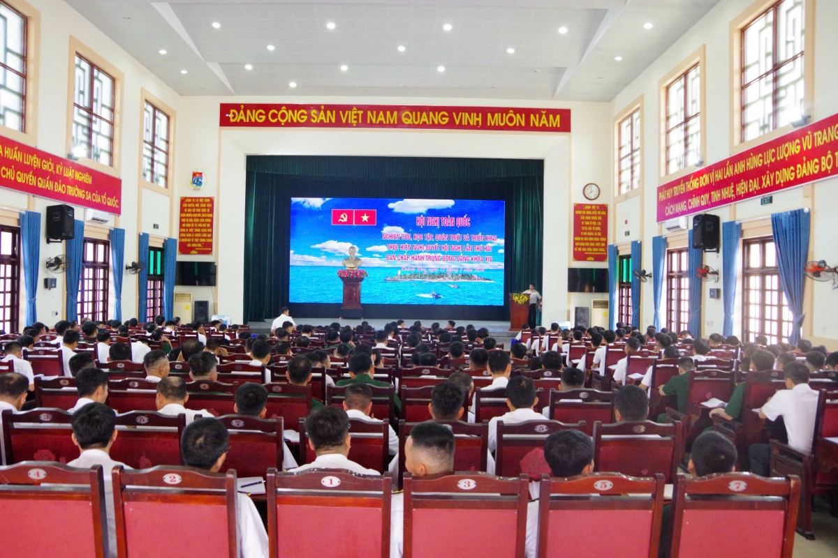 Cán bộ, đảng viên khối bờ đang theo dõi các chuyên đề học tập