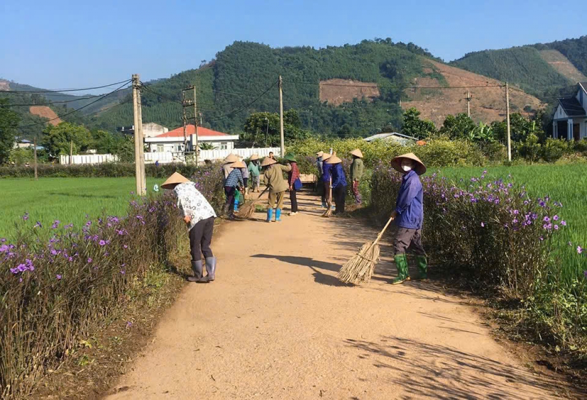 Hội Phụ nữ Bản Phố, xã Tân Kỳ, tỉnh Thái Nguyên cùng nhau chăm sóc đường hoa trong thôn