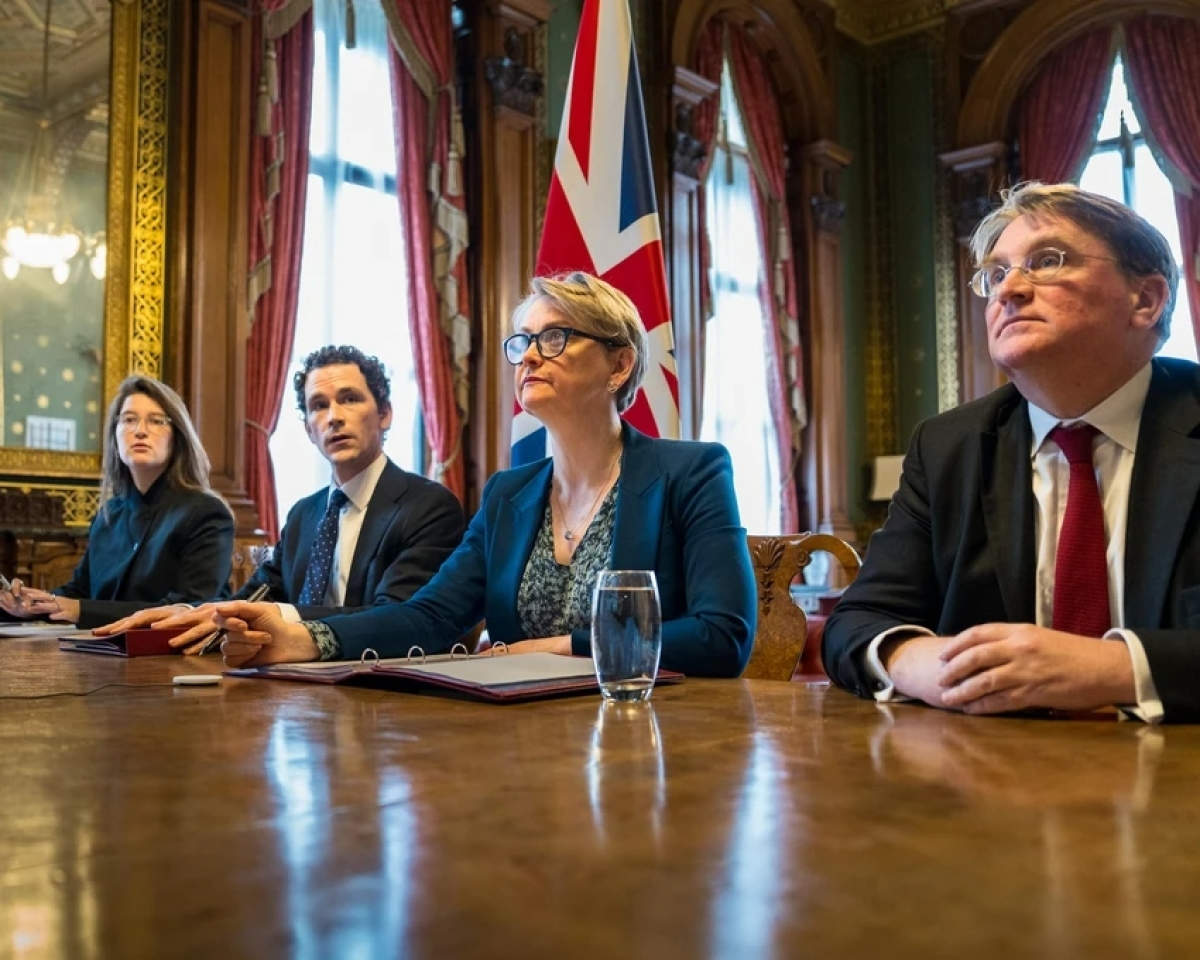 Ngoại trưởng Anh Yvette Cooper (giữa) tại cuộc họp trực tuyến với khoảng 40 quốc gia về Eo biển Hormuz vào ngày 2-4. Ảnh: Michael Peat/Ben Dance/FCDO