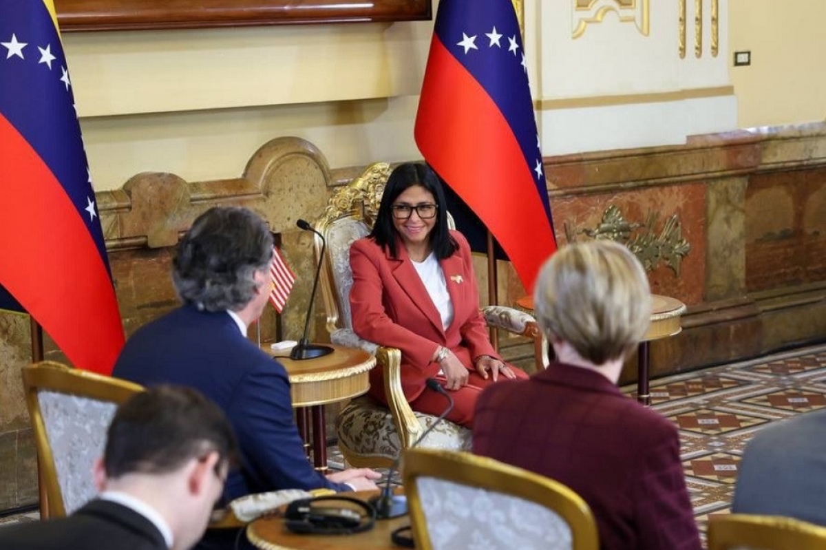 Bà Delcy Rodriguez (áo đỏ) gặp các quan chức Mỹ hôm 5/3. Ảnh: Delcy Rodriguez/X