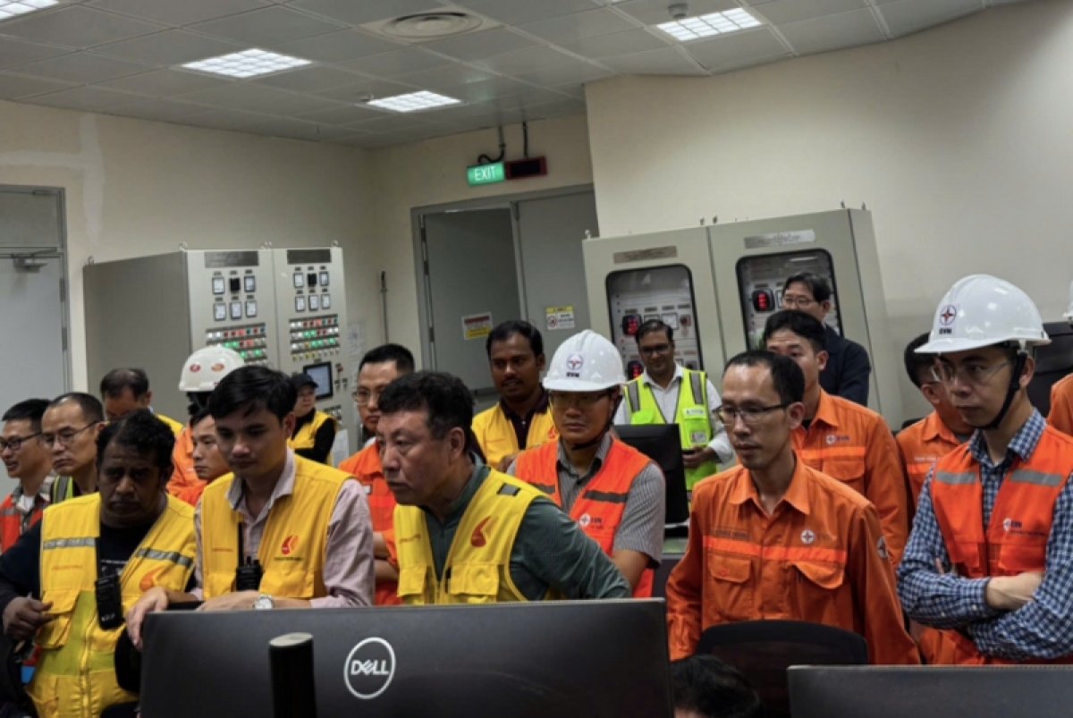 Cán bộ, kỹ sư các đơn vị tham gia dự án tập trung theo dõi Tổ máy 1 Nhà máy Nhiệt điện Quảng Trạch I hòa lưới lần đầu.