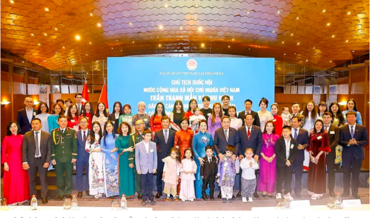 Chủ tịch Quốc hội Trần Thanh Mẫn và phu nhân với cán bộ nhân viên Đại sứ quán và cộng đồng người Việt Nam tại Thổ Nhĩ Kỳ. 
 