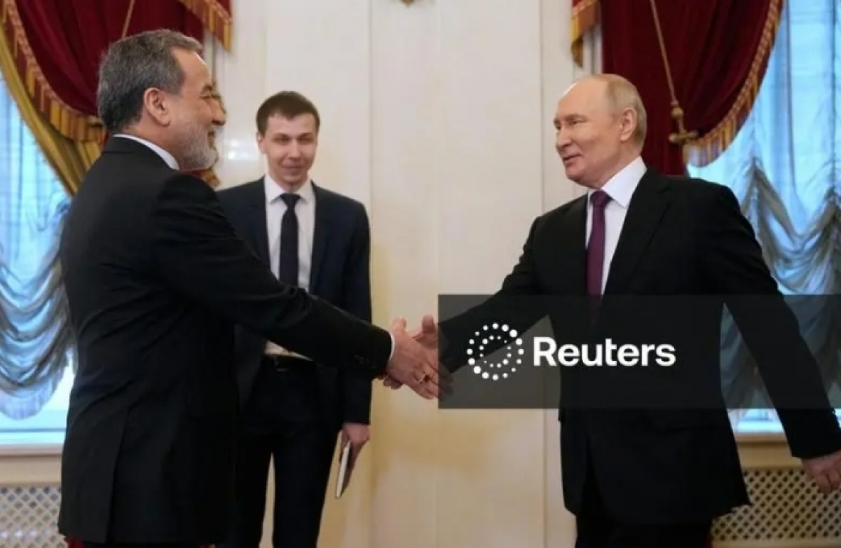 Ngoại trưởng Iran Abbas Araghchi hội đàm với Tổng thống Nga Vladimir Putin tại thành phố St. Petersburg. (Ảnh: Reuters)
