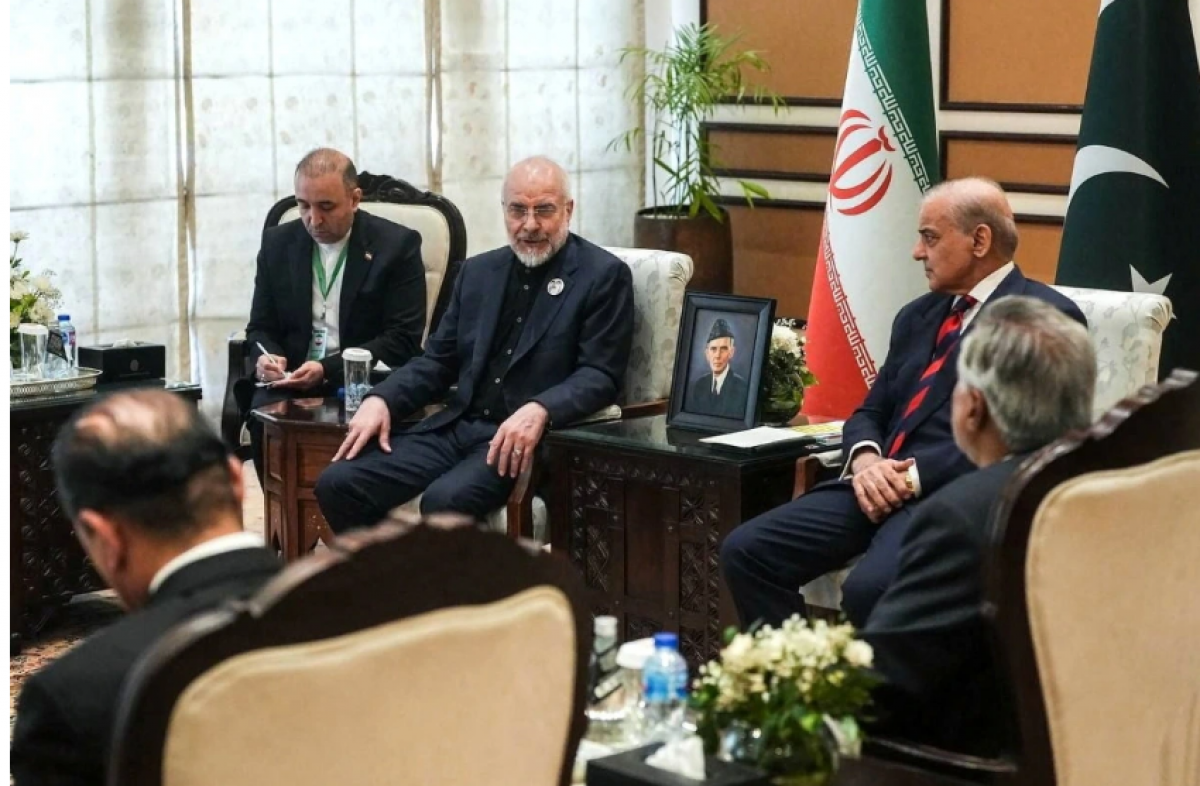 Chủ tịch Quốc hội Iran Mohammad Bagher Ghalibaf gặp Thủ tướng Pakistan Shehbaz Sharif tại Islamabad, Pakistan, ngày 11/4/2026, trước thềm cuộc đàm phán với Mỹ. Ảnh: Văn phòng Chủ tịch Quốc hội Iran/WANA/Reuters