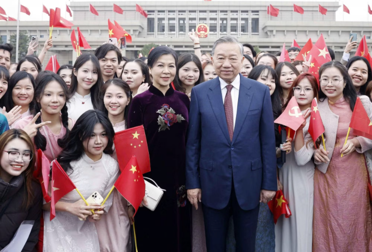 Đại diện kiều bào, lưu học sinh Việt Nam tại Trung Quốc đón Tổng Bí thư, Chủ tịch nước Tô Lâm và Phu nhân ở Sân bay quốc tế Bắc Kinh. 